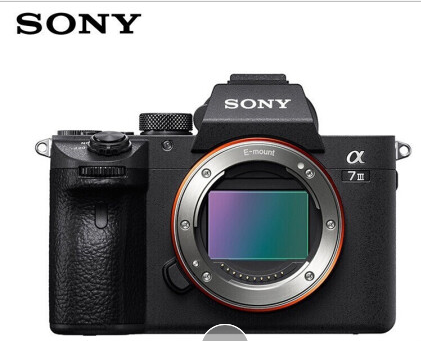 索尼/SONY A7M3 單反相機(jī) 索尼A7M3單反相機(jī) 產(chǎn)品類(lèi)型：?jiǎn)畏聪鄼C(jī)；顏色分類(lèi)：黑色；傳感器尺寸：全畫(huà)面；像素：2420萬(wàn)；A7M3